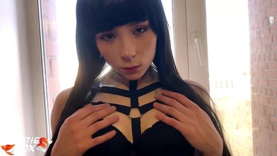 امرأة سمراء الساخنة تمتص بعمق وحساسية مارس الجنس من أجل المال