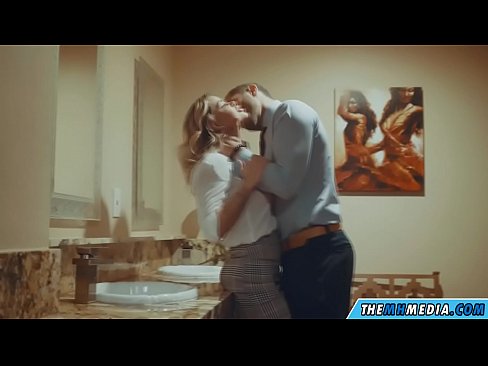 ❤️ عندما تغريك شقراء مفلس في مرحاض عام الجنس الممتاز